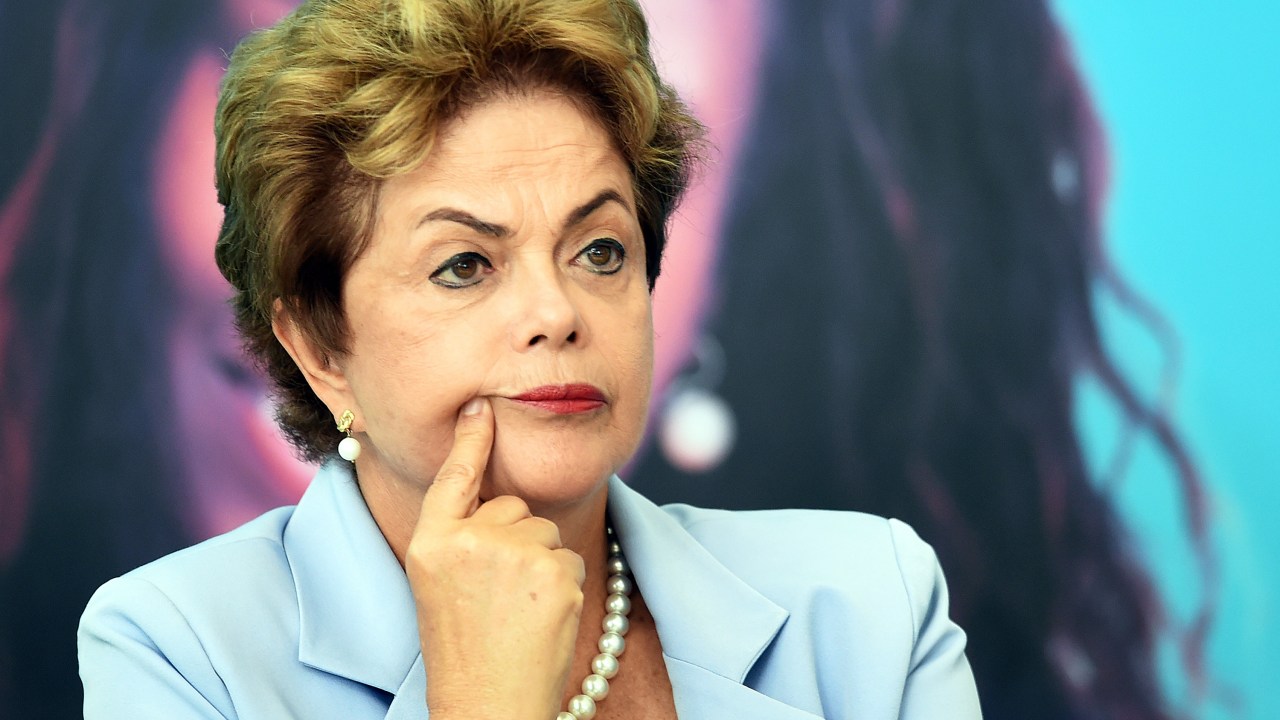 Isolada, presidente Dilma Rousseff busca apoio para barrar a tramitação de um possível processo de impeachment