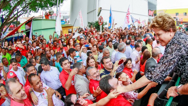 Dilma Rousseff, candidata à reeleição pelo PT, em visita à Feira de Santana (BA) - 25/09/2014