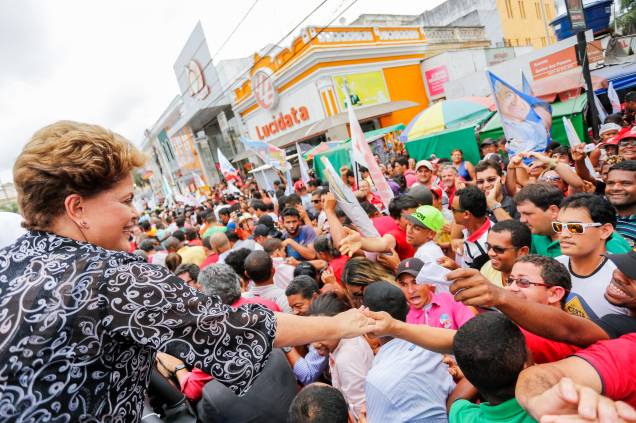 Dilma Rousseff, candidata à reeleição pelo PT, em visita à Feira de Santana (BA), na manhã desta quinta-feira (25)