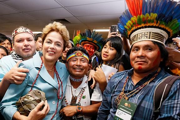 Dilma, a bola e os índios
