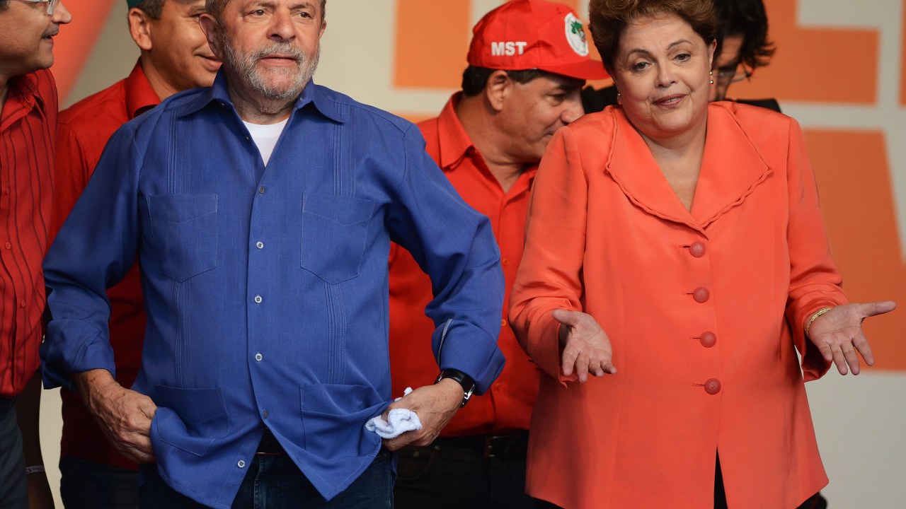 A presidente Dilma Rousseff, candidata à reeleição pelo PT, acompanhada do ex-presidente Luiz Inácio Lula da Silva, participa de comício na cidade de Goiana, na zona da Mata Norte de Pernambuco, nesta terça-feira (21)