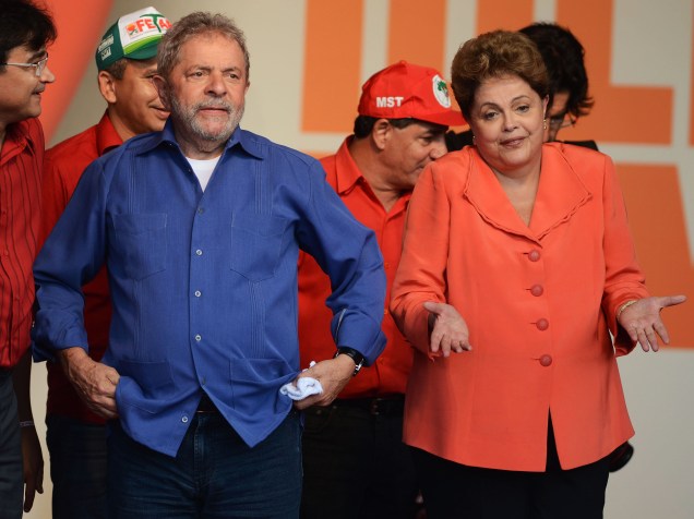 A presidente Dilma Rousseff, candidata à reeleição pelo PT, acompanhada do ex-presidente Luiz Inácio Lula da Silva, participa de comício na cidade de Goiana, na zona da Mata Norte de Pernambuco, nesta terça-feira (21)