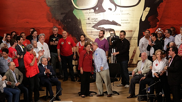 Dilma e Lula em evento de campanha no teatro da PUC-SP