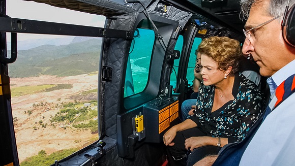 Dilma sobrevooa local da tragédia ao lado do governador mineiro Fernando Pimentel