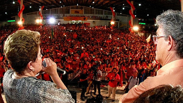 Dilma discursa ao lado do governador da Paraíba Ricardo Coutinho (PSB)