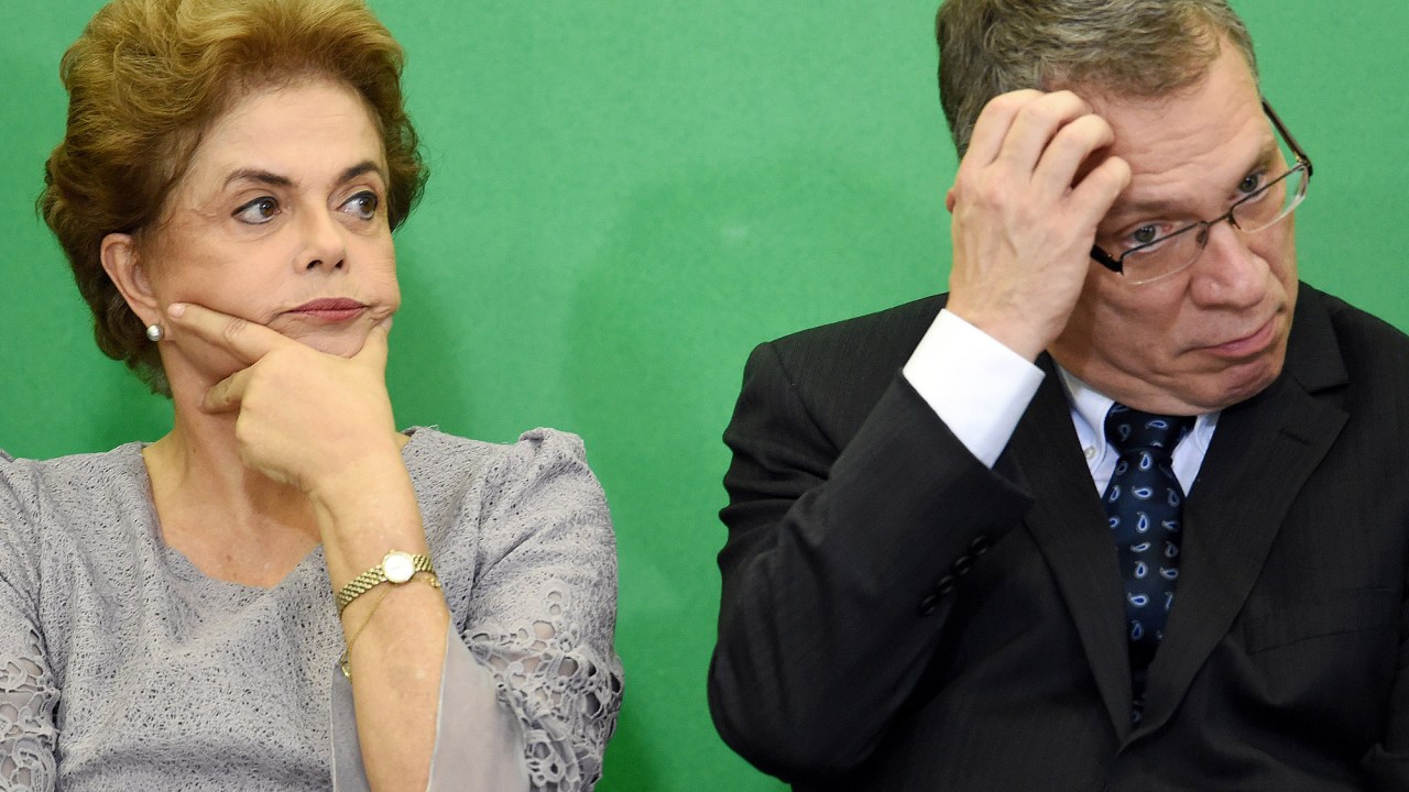 Presidente Dilma Rousseff e o Ministro da Justiça Eugênio Aragão comparecem em reunião com juristas contra o impeachment, no Palácio do Planalto, em Brasília, nesta terça-feira (22)