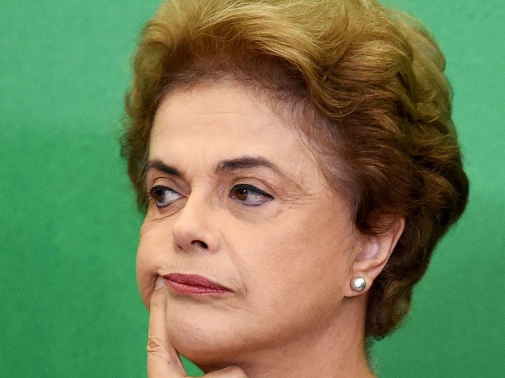 Presidente Dilma Rousseff comparece em reunião com juristas contra o impeachment, no Palácio do Planalto, em Brasília