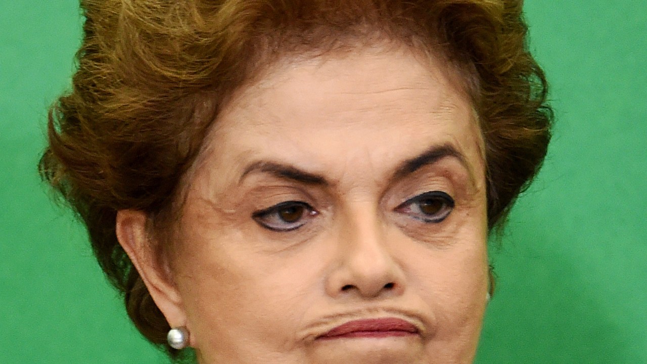Presidente Dilma Rousseff comparece em reunião com juristas contra o impeachment, no Palácio do Planalto, em Brasília, nesta terça-feira (22)