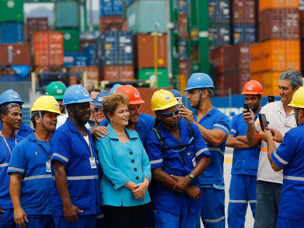 A presidente Dilma Rousseff participa da cerimônia de inauguração da 1ª fase das obras de ampliação do Porto do Rio, no bairro do Caju, na zona norte da cidade, nesta quinta-feira (12)
