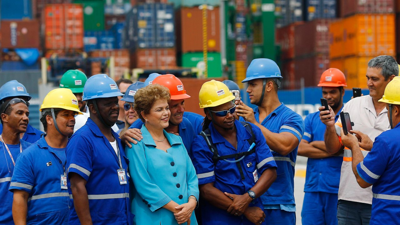 A presidente Dilma Rousseff participa da cerimônia de inauguração da 1ª fase das obras de ampliação do Porto do Rio, no bairro do Caju, na zona norte da cidade, nesta quinta-feira (12)