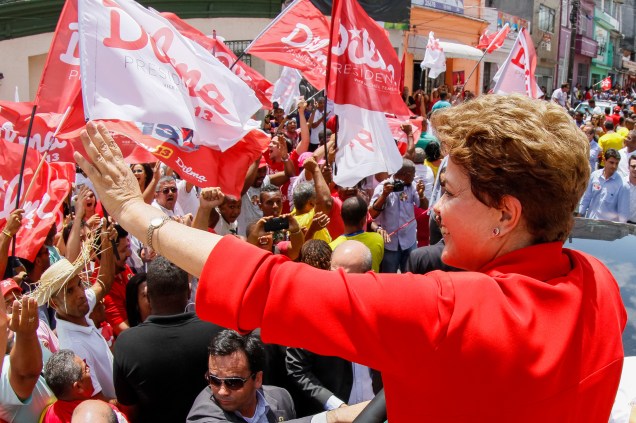 Dilma se reúne com apoiadores e participa de caminhada em Salvador