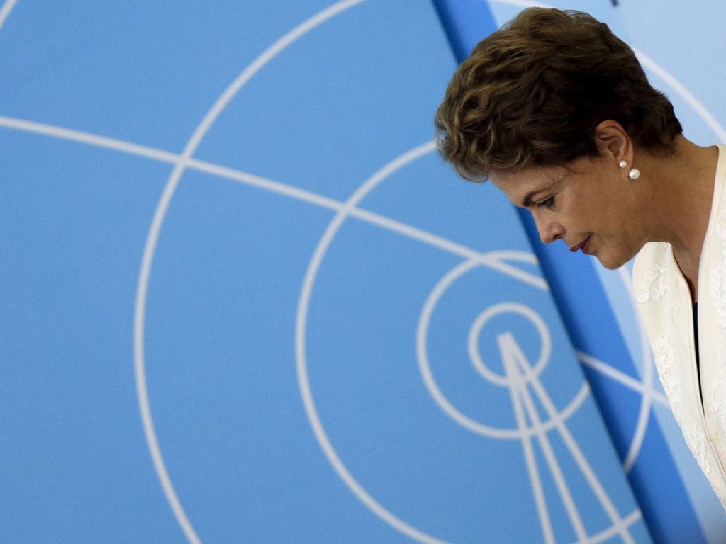 A presidente Dilma Rousseff participa da cerimônia de anúncio dos critérios de outorgas de radiodifusão AM para FM, no Palácio do Planalto, nesta terça-feira (24)