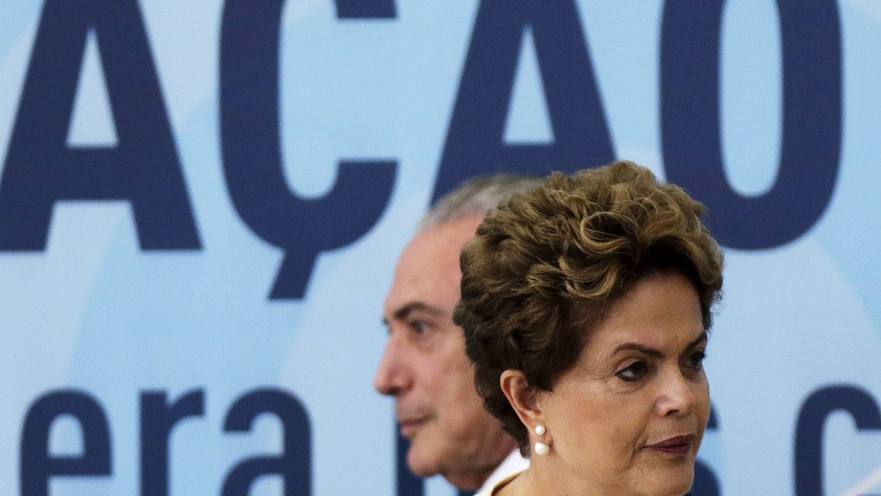 O vice-presidente Michel Temer e a presidente Dilma Rousseff participam da cerimônia de anúncio dos critérios de outorgas de radiodifusão AM para FM, no Palácio do Planalto, nesta terça-feira (24)