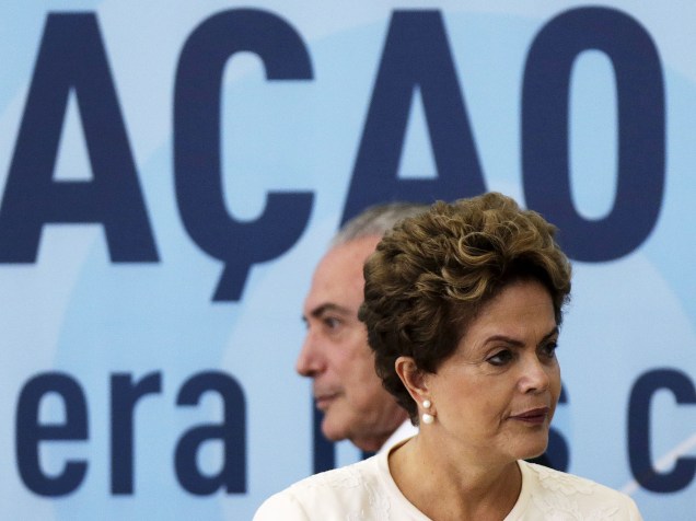 O vice-presidente Michel Temer e a presidente Dilma Rousseff participam da cerimônia de anúncio dos critérios de outorgas de radiodifusão AM para FM, no Palácio do Planalto, nesta terça-feira (24)