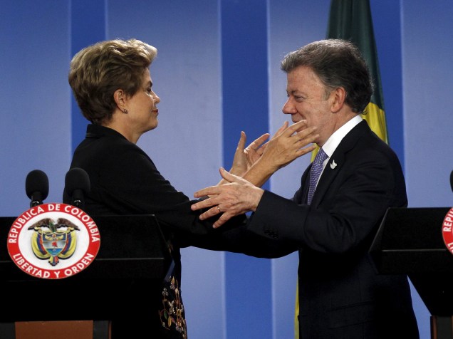 A presidente Dilma Rousseff e o presidente da Colômbia, Juan Manuel Santos durante coletiva de imprensa no palácio presidencial Narino, em Bogotá, nesta sexta-feira (09)