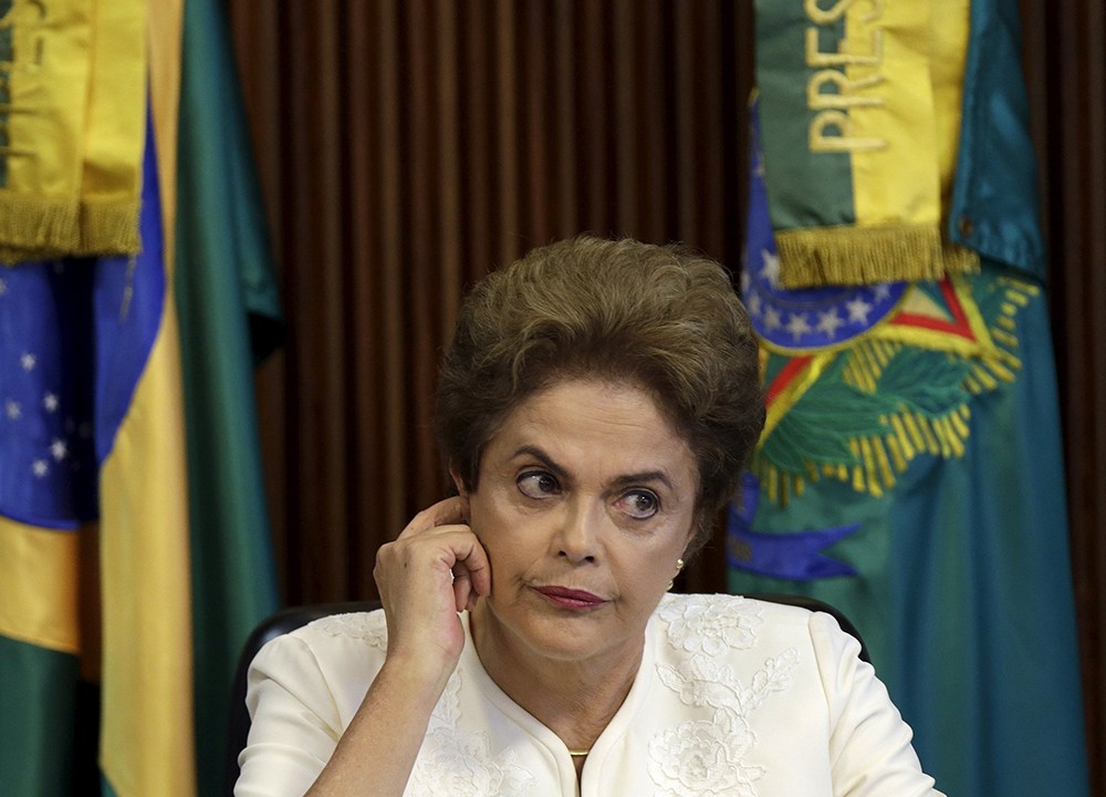A presidente Dilma Rousseff, acompanhada do governador de Minas Gerais, Fernando Pimentel e do governador do Espírito Santo, Paulo Hartung, durante coletiva em Brasília (DF)