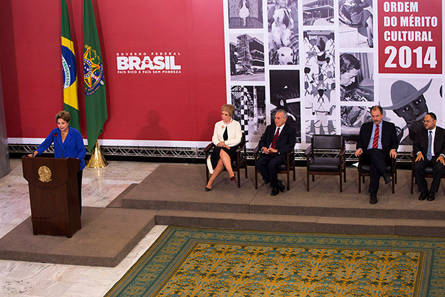 Dilma discursa na cerimônia da entrega da comenda da Ordem do Mérito Cultural, em Brasília - 5/11/2014