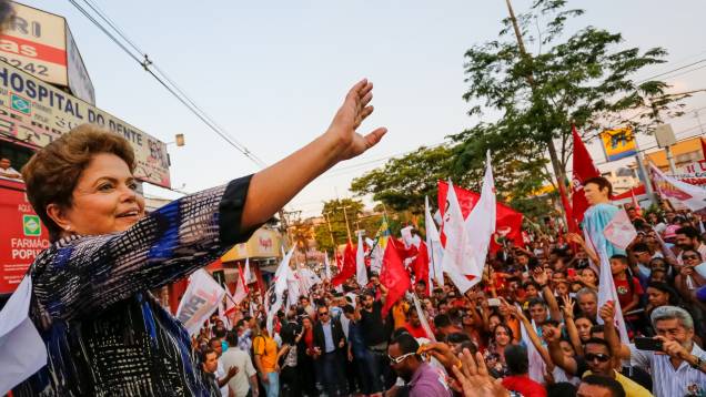 Dilma Rousseff, candidata à reeleição pelo PT, durante caminhada de campanha em Ribeirão das Neves, Minas Gerais - 22/09/2014