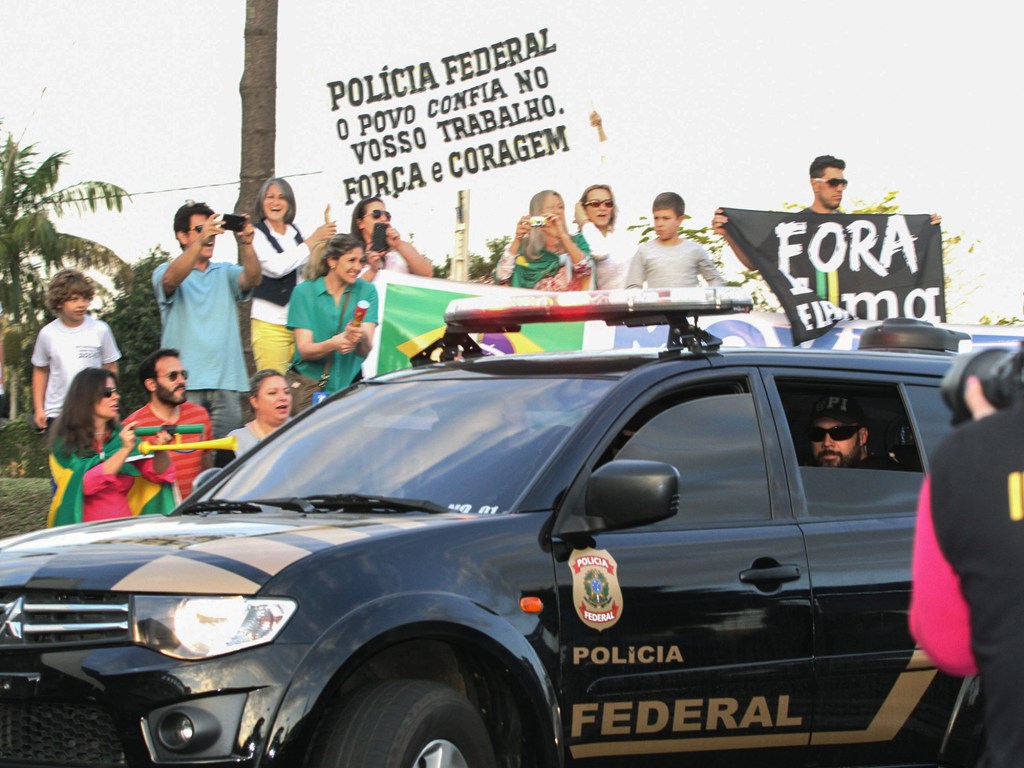 Chegada do ex-ministro José Dirceu, na sede da Polícia Federal em Curitiba, PR, nesta terça-feira (04)