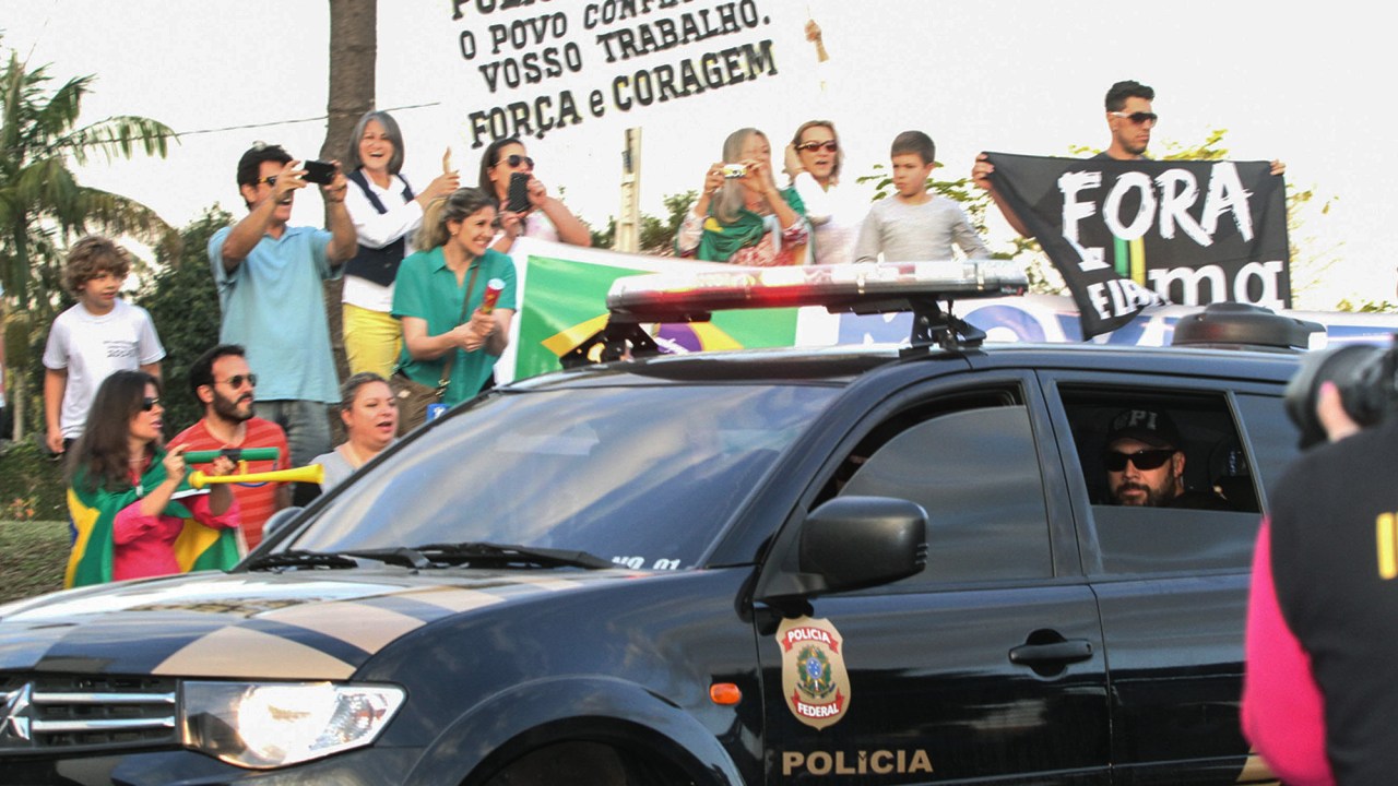 Chegada do ex-ministro José Dirceu, na sede da Polícia Federal em Curitiba, PR, nesta terça-feira (04)