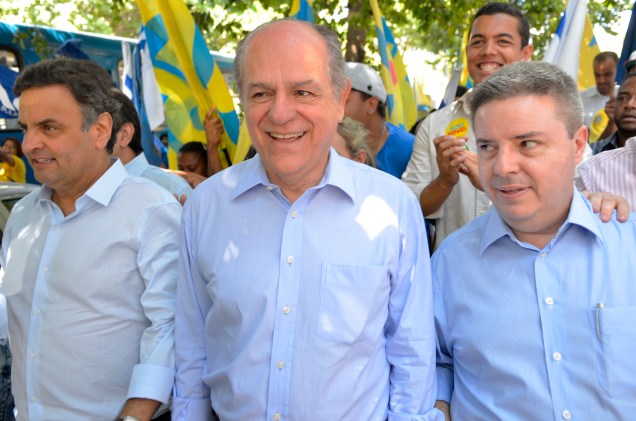 Candidato à presidência pelo PSDB, Aécio Neves, e candidato ao governo de Minas Gerais pelo mesmo partido, Pimenta Veiga, fazem uma caminhada em Mangabeira, sul de Belo Horizonte (MG)