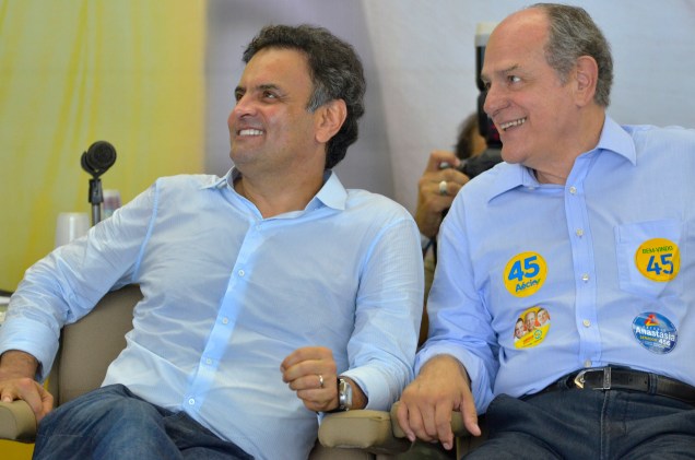 Candidato à presidência pelo PSDB, Aécio Neves, e candidato ao governo de Minas Gerais pelo mesmo partido, Pimenta Veiga, fazem evento de campanha em Mangabeira, sul de Belo Horizonte (MG)