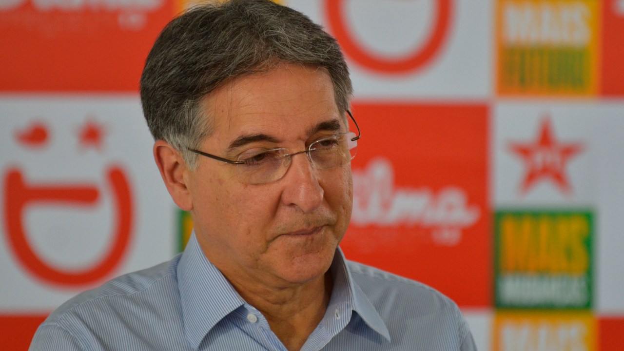 Candidato ao governo de Minas pelo PT, Fernando Pimentel, no bairro Venda Nova, região norte de Belo Horizonte (MG)