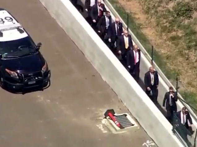 Reprodução de um vídeo mostra Donald Trump caminhando por uma rodovia após sua comitiva fazer um desvio por causa de manifestantes que protestavam em frente ao hotel onde ele era esperado para uma convenção em Burlingame, nos EUA - 29/04/2014
