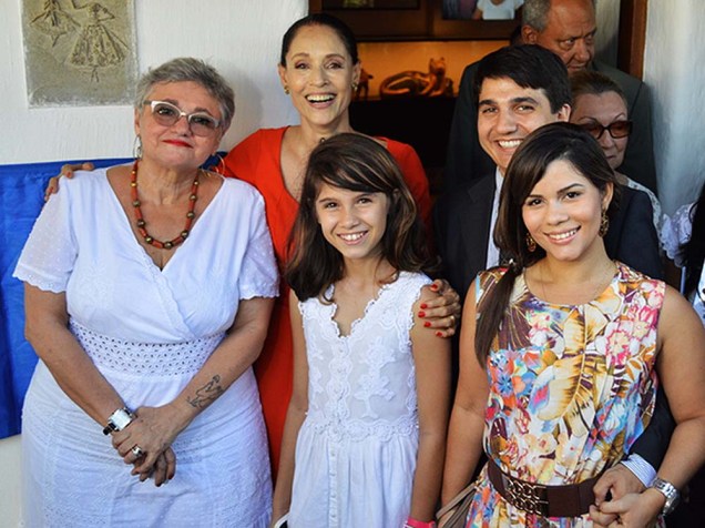 Família Amado, o cenógrafo do museu, Gringo Cardia, e Sônia Braga na inauguração do memorial