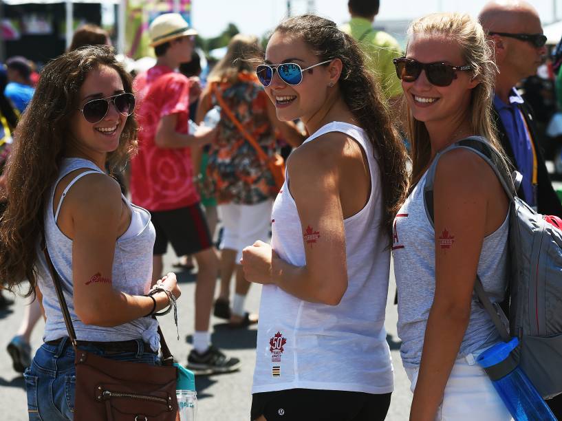 Turistas aproveitam o calor em Toronto