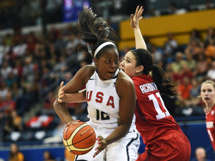 Apoiada pela torcida, a seleção canadense feminina de basquete conquista medalha de ouro ao derrotar as rivais dos Estados Unidos