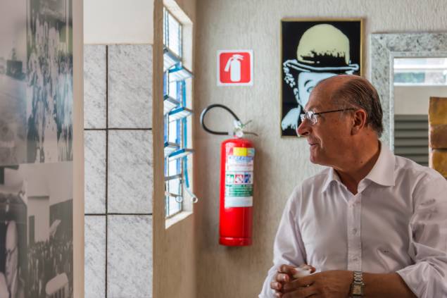 Alckmin no Aeroporto de Catanduva, pouco antes de saber que seu filho Thomaz havia morrido na queda de um helicóptero