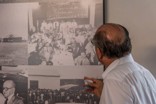 Geraldo Alckmin aprecia quadros com fotos de pilotos no Aeroporto de Catanduva e comenta sobre o filho Thomaz
