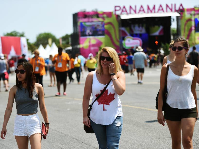 Turistas aproveitam o calor em Toronto