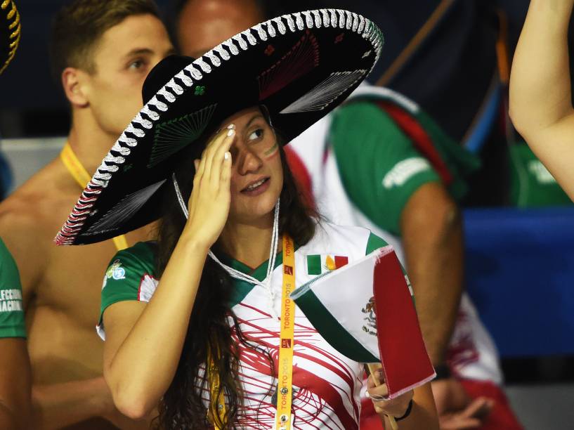 Torcedora com chapéu mexicano durante os Jogos de Toronto, no Canadá