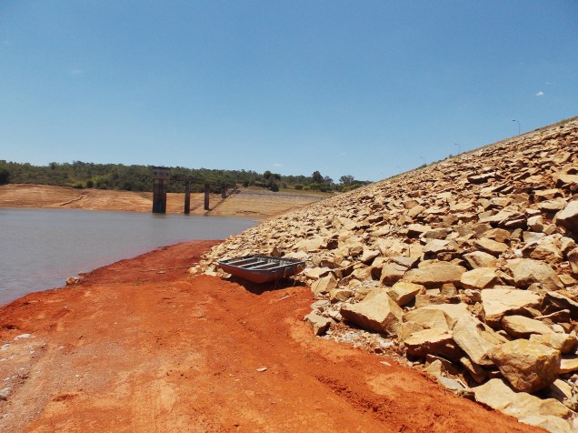 Bote encalha na Represa Serra Azul, a mais crítica do Sistema Paraopeba - foto de 17/01/2015