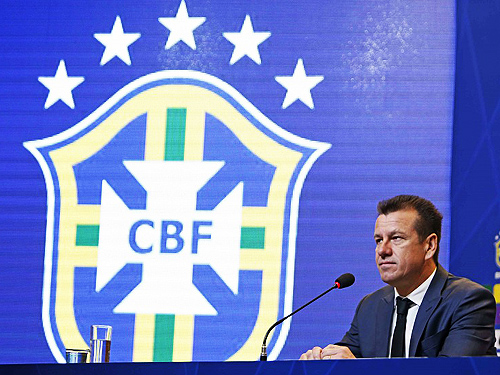 O técnico Brasil, Dunga, fala durante coletiva de imprensa na sede da CBF, no Rio de Janeiro - 17/09/2015