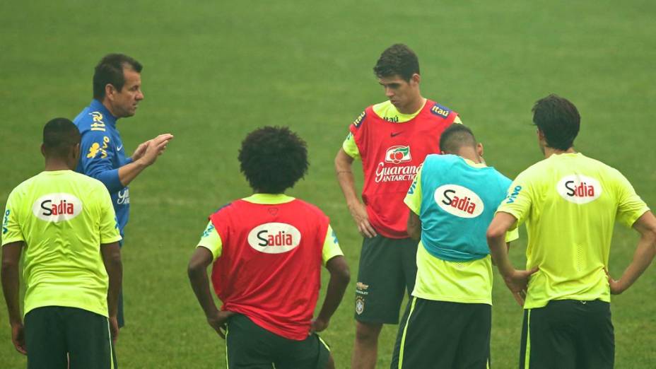 Dunga comanda treino da seleção brasileira na China