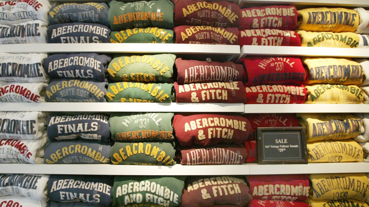 Nome grande nas camisetas e moletons era marca registrada da Abercrombie & Fitch