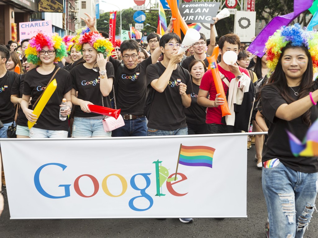 Manifestantes carregam uma faixa com o logo da Google durante a marcha anual do orgulho em Taipei, na Tailândia em 2014