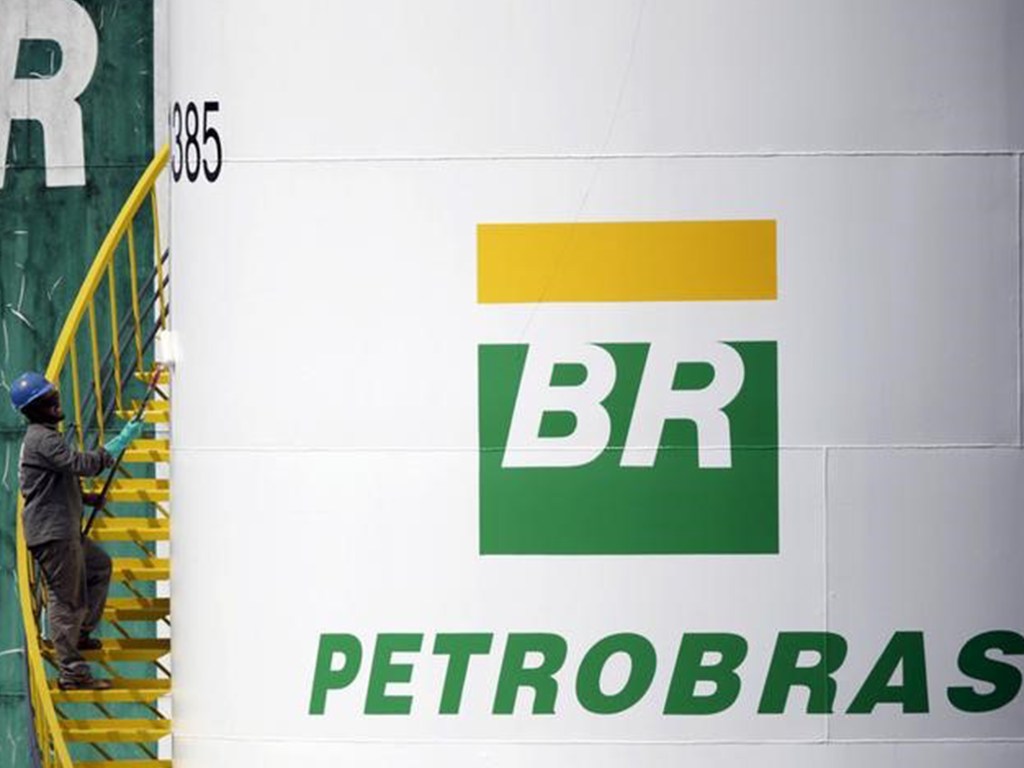 Funcionário da refinaria da Petrobras em Duque de Caxias, no Rio de Janeiro, caiu em um dos tanques da estatal, durante um procedimento de medição