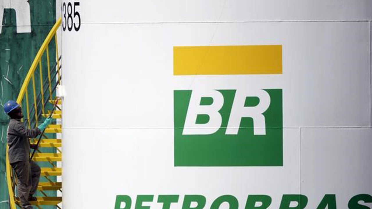 Funcionário da refinaria da Petrobras em Duque de Caxias, no Rio de Janeiro, caiu em um dos tanques da estatal, durante um procedimento de medição