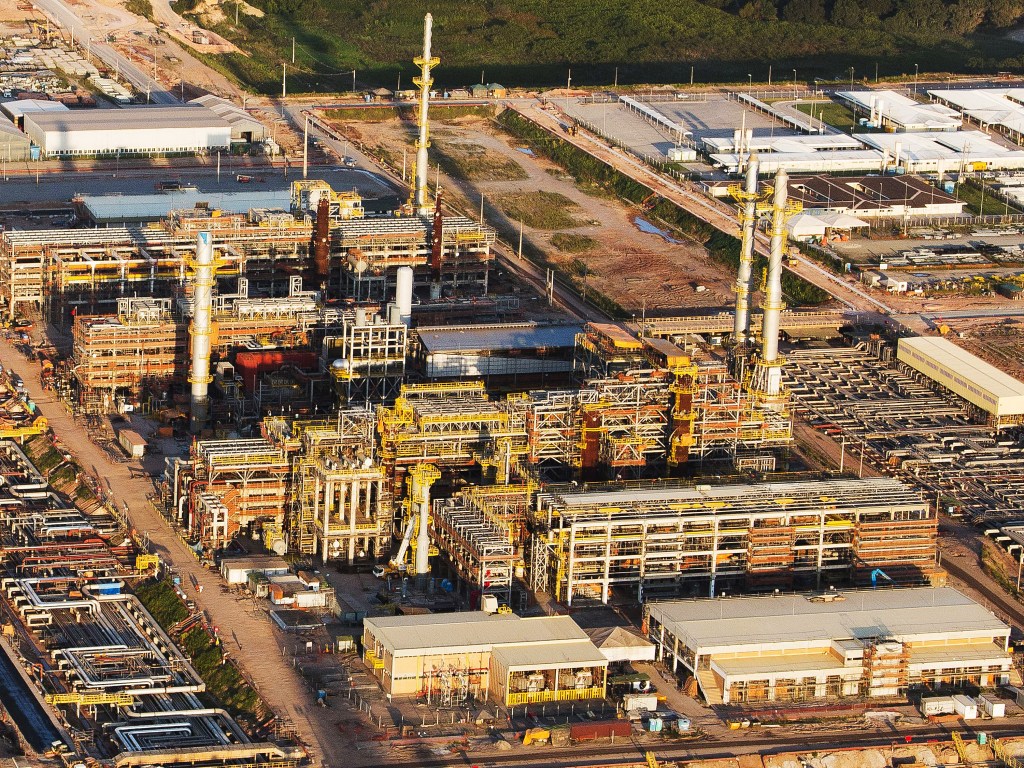 Imagem aérea da refinaria Abreu e Lima, localizada no Porto de SUAPE em Pernambuco