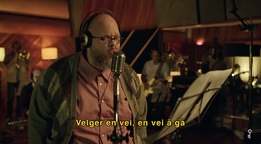 Ed Motta canta em norueguês em comercial de corretora de imóveis