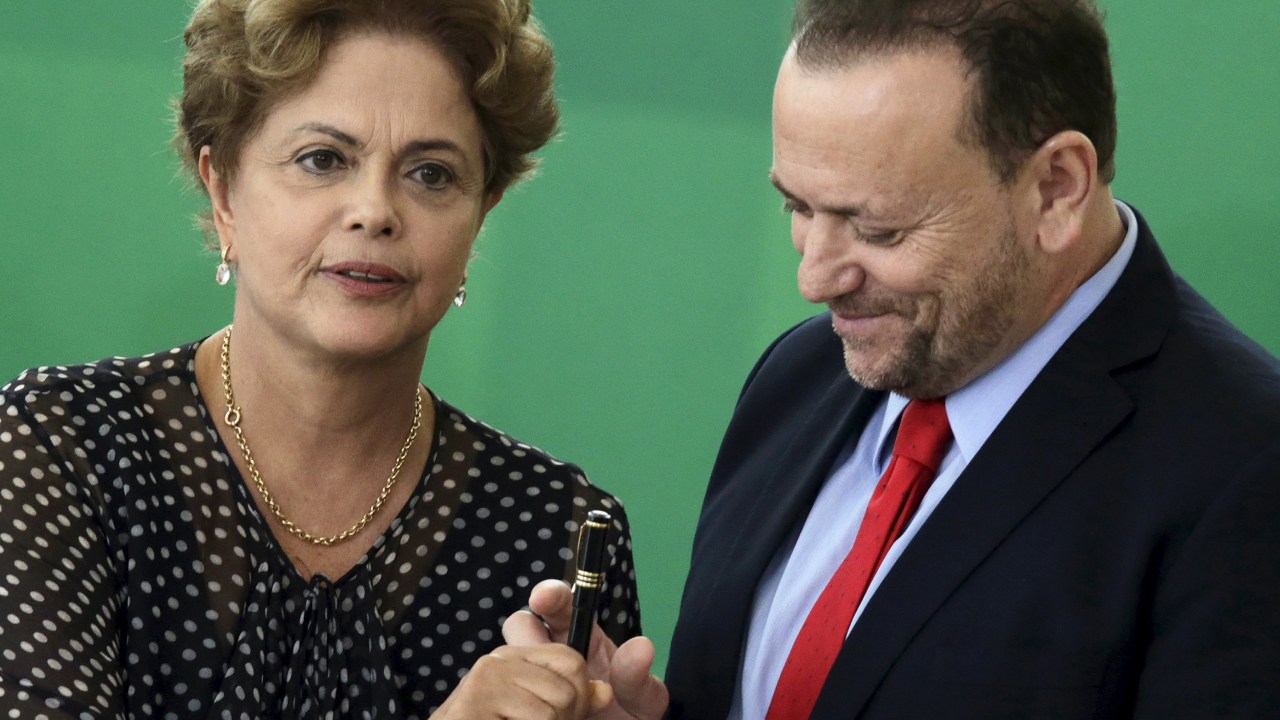 Dilma e Edinho na cerimônia de posse do novo ministro da Secom