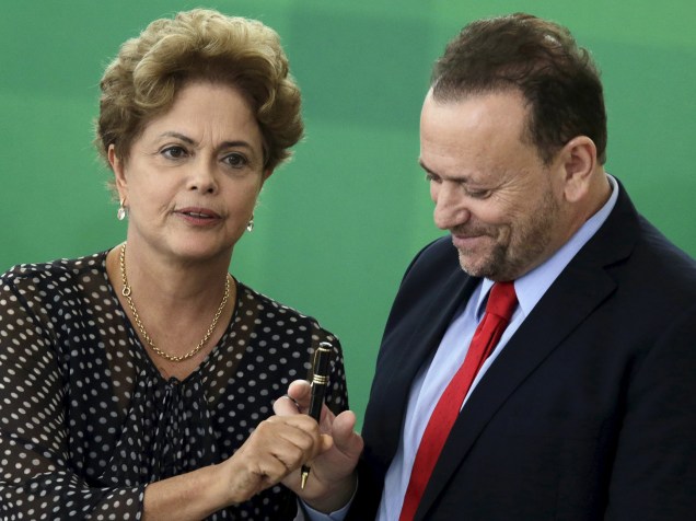 O novo ministro da Secretaria de Comunicação Social da Presidência da República, Edinho Silva, e a Presidente Dilma Rousseff durante cerimônia de posse