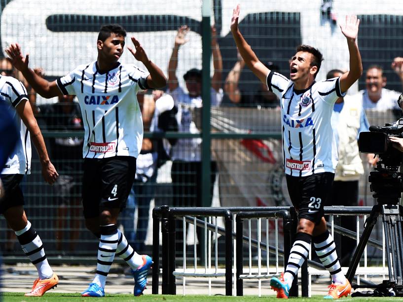 O jogador Maycon do Corinthians comemora gol durante a partida entre Botafogo SP e Corinthians válida pela final da 46ª Copa São Paulo de Futebol Júnior 2015 no Estádio Pacaembu em São Paulo (SP), neste domingo (25)