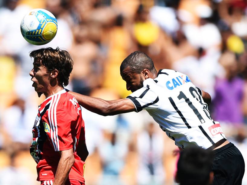 Jogadores do Corinthians e Botafogo-SP, disputam lance, durante partida válida pela final da Copa São Paulo de Futebol Júnior 2015, realizada no Estádio Municipal Paulo Machado de Carvalho (Pacaembu), na zona oeste da capital paulista, neste domingo