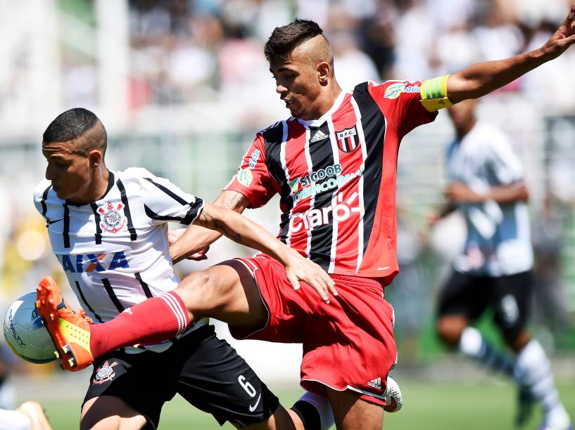 Jogadores do Corinthians e Botafogo-SP, disputam lance, durante partida válida pela final da Copa São Paulo de Futebol Júnior 2015, realizada no Estádio Municipal Paulo Machado de Carvalho (Pacaembu), na zona oeste da capital paulista, neste domingo