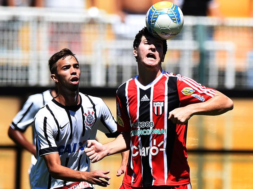 Jogadores do Corinthians e Botafogo-SP, disputam lance, durante partida válida pela final da Copa São Paulo de Futebol Júnior 2015, realizada no Estádio Municipal Paulo Machado de Carvalho (Pacaembu), na zona oeste da capital paulista, neste domingo